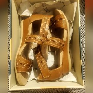 Earth Women's Tan Sandals